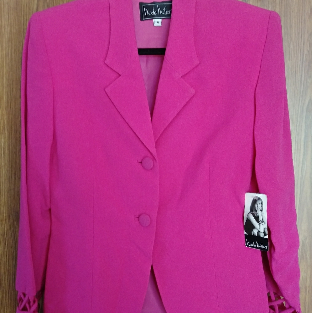 Nicole Miller Pink Suit Size 8 NWT 😍